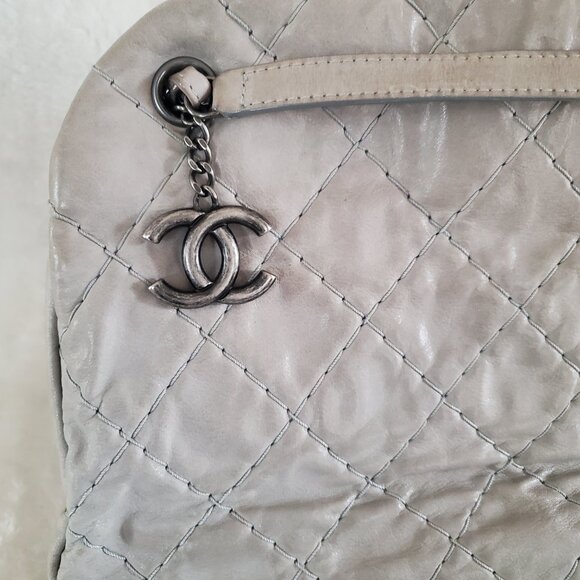 VINTAGE CHANEL Shoulder Bag, Light Gray Leather - Picture 7 of 16